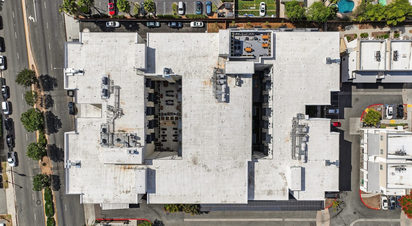 Close to the center of everything a roof with a few amenities near a street